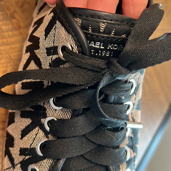 Michael Kors sneaker, size 6 1/2 M - Picture 7 of 10